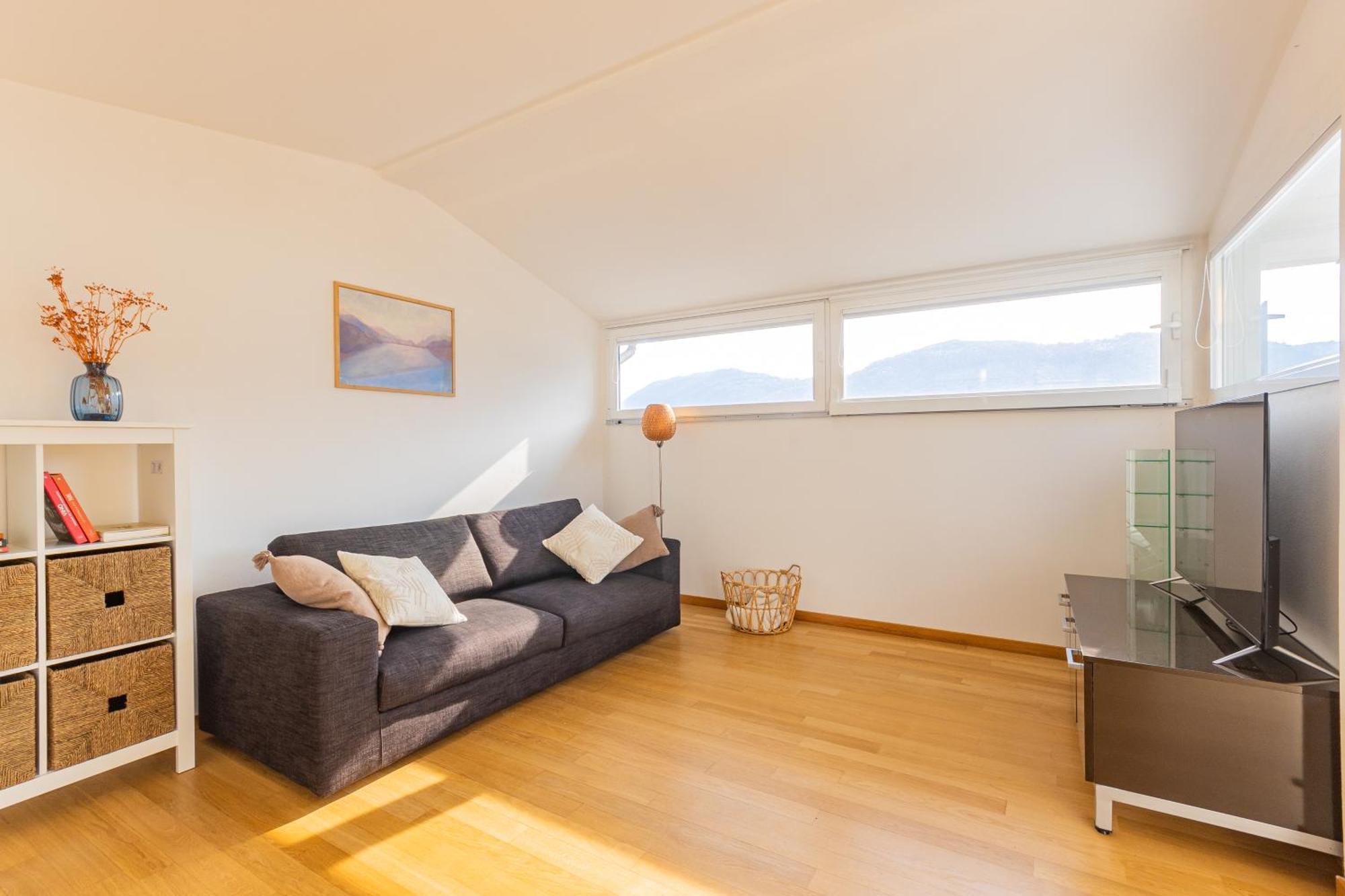 Apartamento Casa Madlen - Bright Attic With Marvelous View Campione dʼItalia Exterior foto